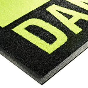 Rohož s výstražnou potlačou JET PRINT HI-VIS – detail žltých písmen na čiernom textilnom povrchu a okraja