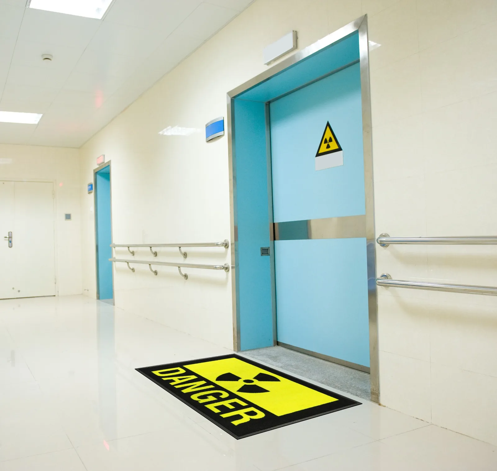 Žlto-čierna rohož JET PRINT HI-VIS s nápisom DANGER a symbolom radiačného nebezpečenstva pred modrými dverami
