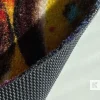Detail farebného vlasu a ohnutého okraja rohože JET PRINT LUMA so sivou spodnou stranou