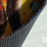 Detail farebného vlasu a ohnutého okraja rohože JET PRINT LUMA so sivou spodnou stranou