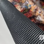 Detail ohnutej rohože JET PRINT LUMA s farebnou potlačou a štruktúrovanou spodnou stranou