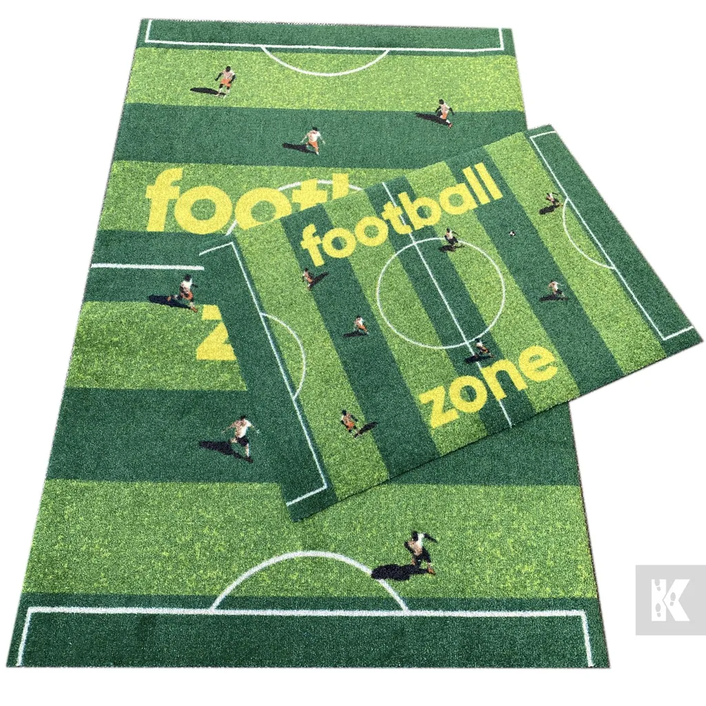 Dve zelené rohože JET PRINT LUMA s motívom futbalového ihriska a žltými nápismi