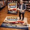 Reklamná rohož JET PRINT LUMA s motívom SKATE & RIDE pod zákazníkom v predajni skateboardov