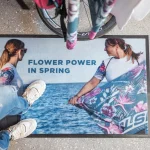 Rohož JET PRINT PATIO s fotografickou potlačou dvoch žien a nápisom FLOWER POWER IN SPRING