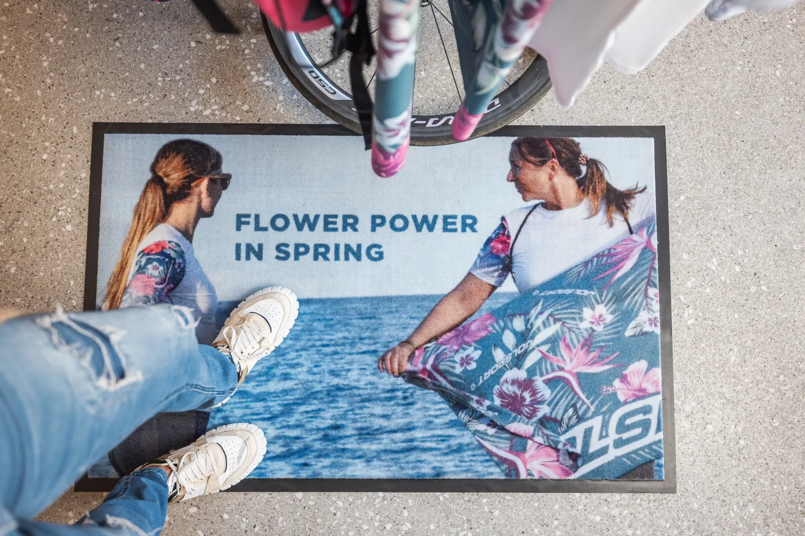 Rohož JET PRINT PATIO s fotografickou potlačou dvoch žien a nápisom FLOWER POWER IN SPRING