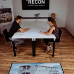 Rohož JET PRINT PATIO s fotografiou modernej budovy a logom RECON v kancelárii