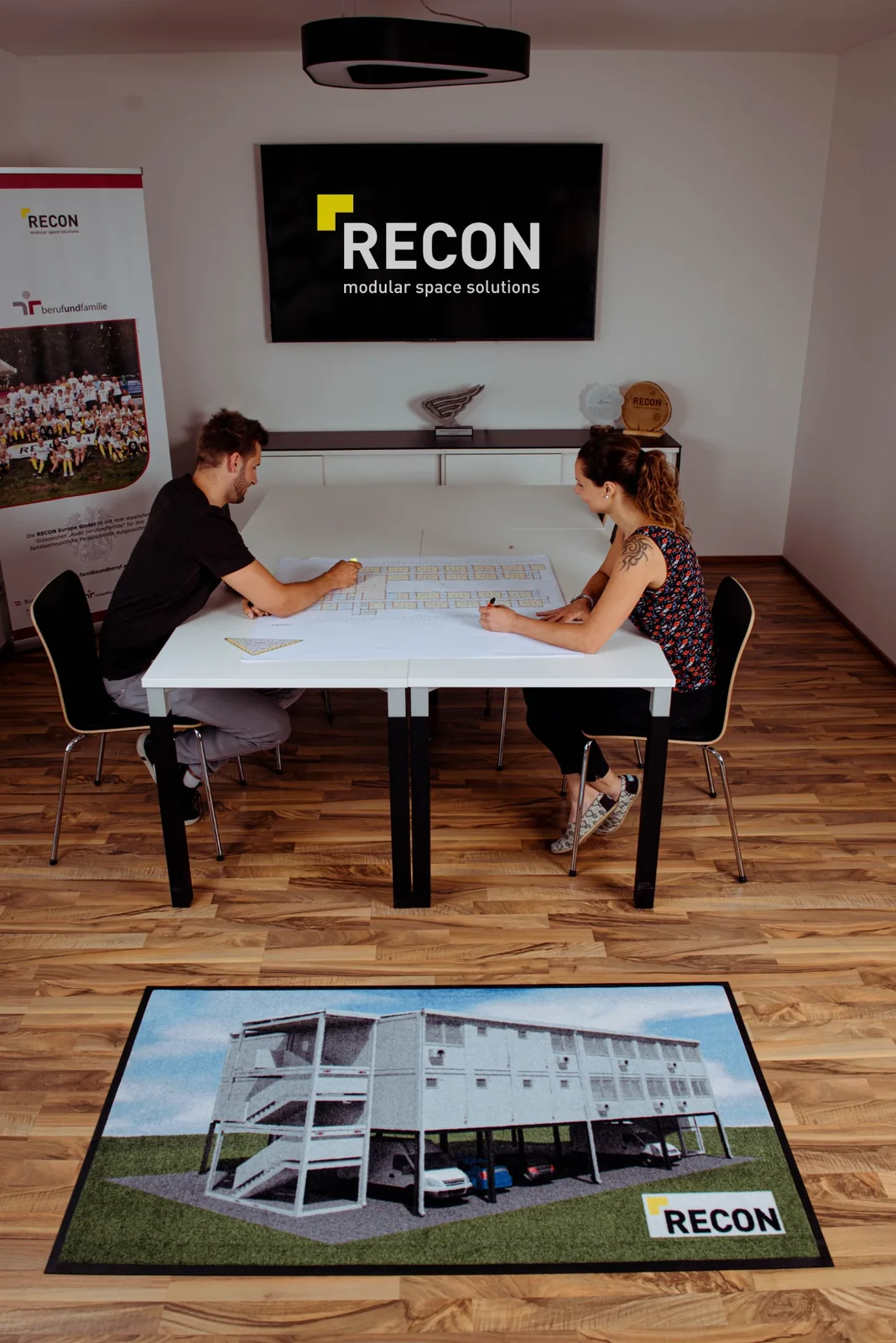 Rohož JET PRINT PATIO s fotografiou modernej budovy a logom RECON v kancelárii