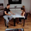 Rohož JET PRINT PATIO s farebnou grafikou budovy a logom RECON pred stolom v kancelárii