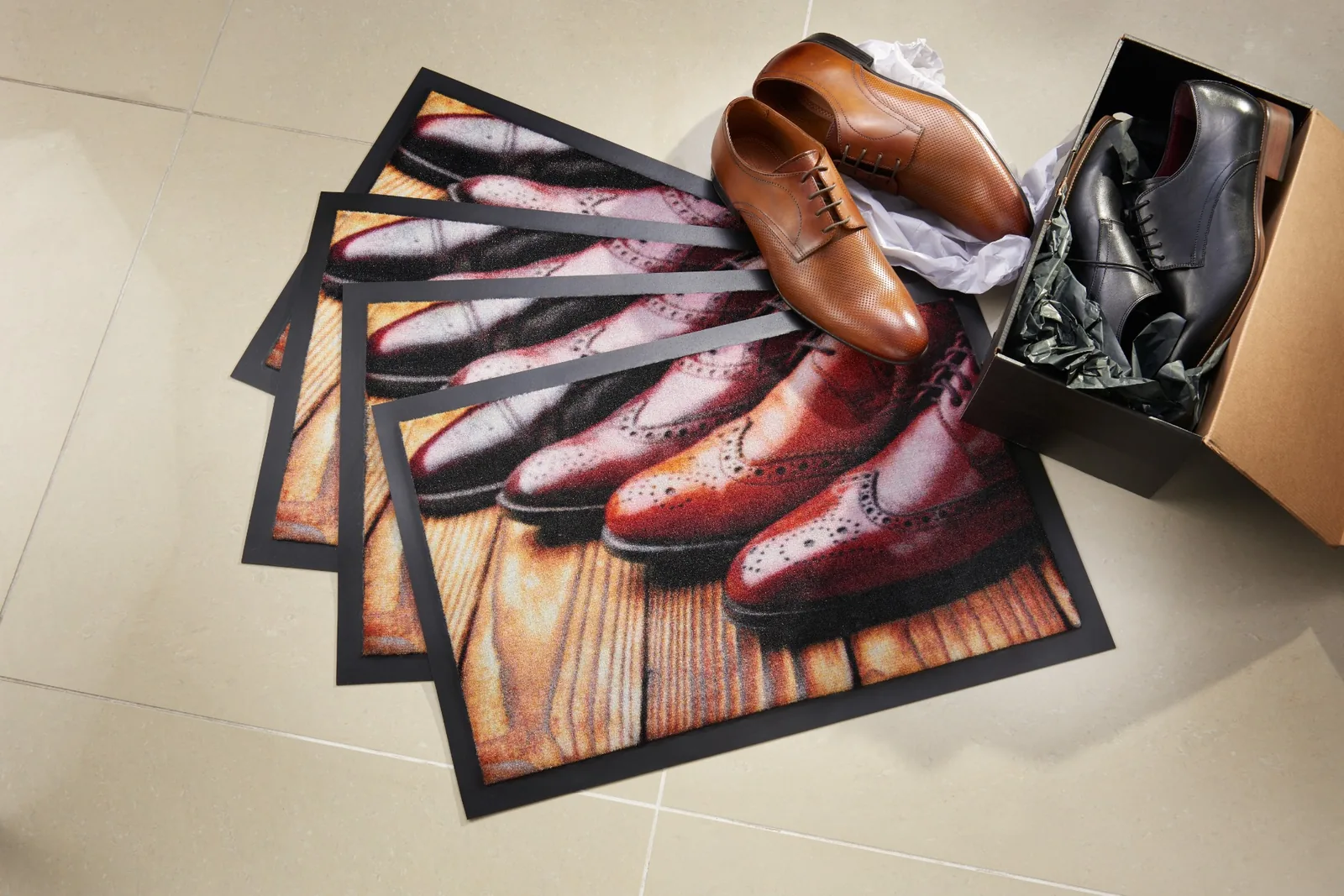 Viacero rohoží JET PRINT PATIO s fotografickou potlačou topánok vedľa skutočnej obuvi