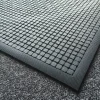 Detail vyvýšených štvorcových prvkov a štruktúrovaného okraja čiernej rohože KLEEN CUSHION