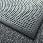 Detail vyvýšených štvorcových prvkov a štruktúrovaného okraja čiernej rohože KLEEN CUSHION