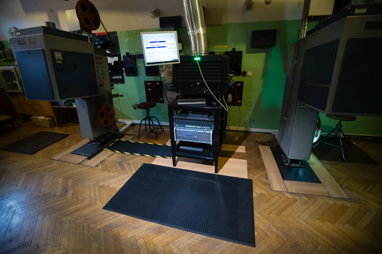 Čierna rohož KLEEN CUSHION na drevenej podlahe pred zariadením s monitorom