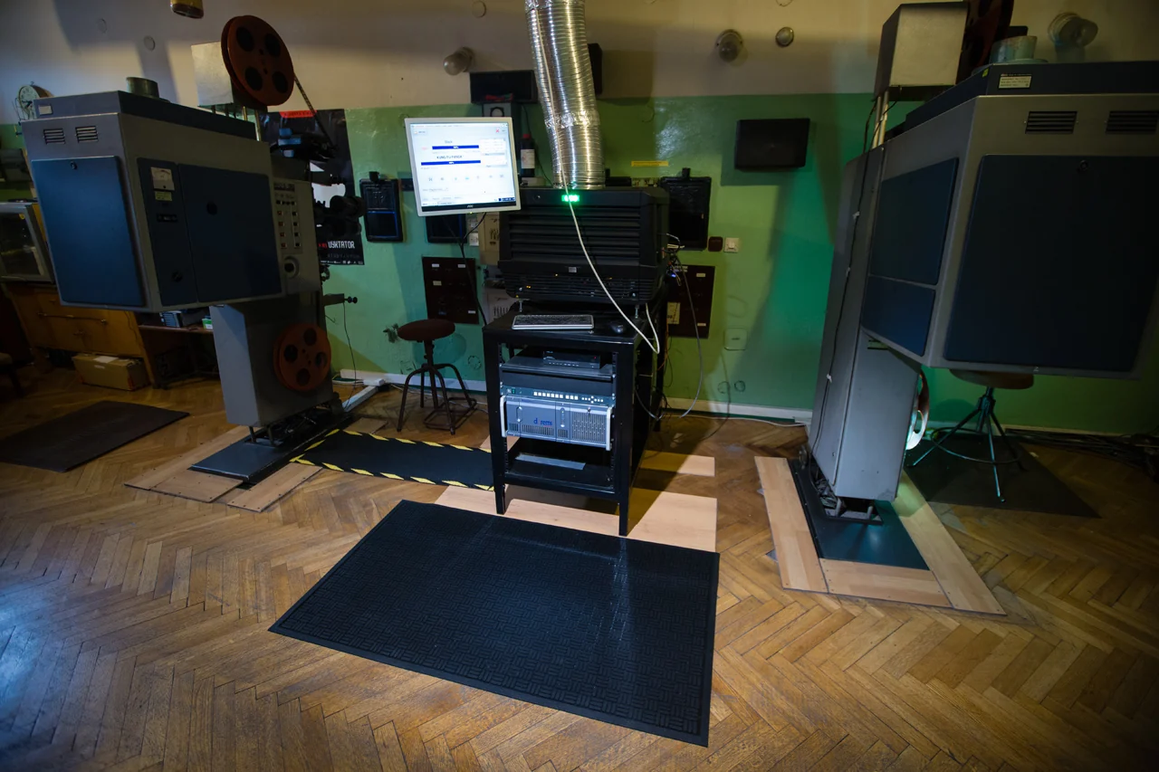 Čierna rohož KLEEN SCRAPE na pracovisku pred ovládacím panelom stroja