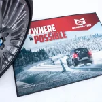 Reklamná rohož SUBLI MAT s logom GENERAL TIRE a fotografiou auta na zasneženej ceste vedľa kolesa