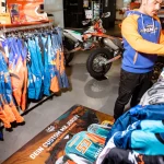 Reklamná rohož SUBLI MAT s potlačou motokrosových dresov a nápisom DEIN CUSTOM MX JERSEY v predajni