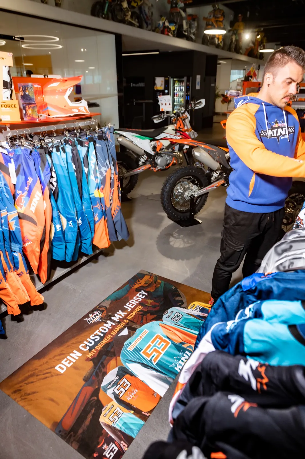 Reklamná rohož SUBLI MAT s potlačou motokrosových dresov a nápisom DEIN CUSTOM MX JERSEY v predajni